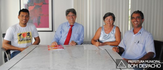 O secretário de Administração, o Prefeito Fernando Cabral, a presidente da Artebom Mariana Araújo e o vereador Ricardinho Alvarenga durante a assinatura da cessão.