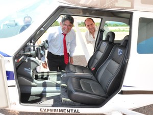 Prefeito Fernando Cabral e o avião que será construído em Bom Despacho/MG