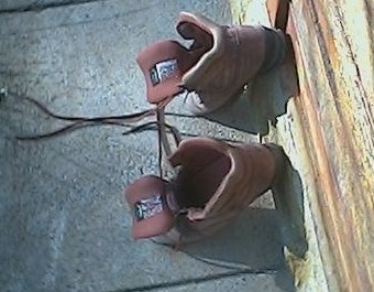 minhas botas secando no chalezinho em Paraíba do Sul. Foto: o autor